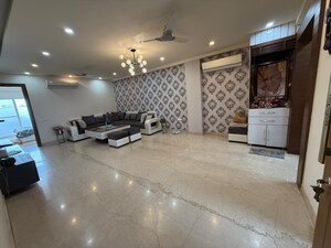 Parking in 3 BHK Builder Floor at Auram Floor, South City 2 – for Rent