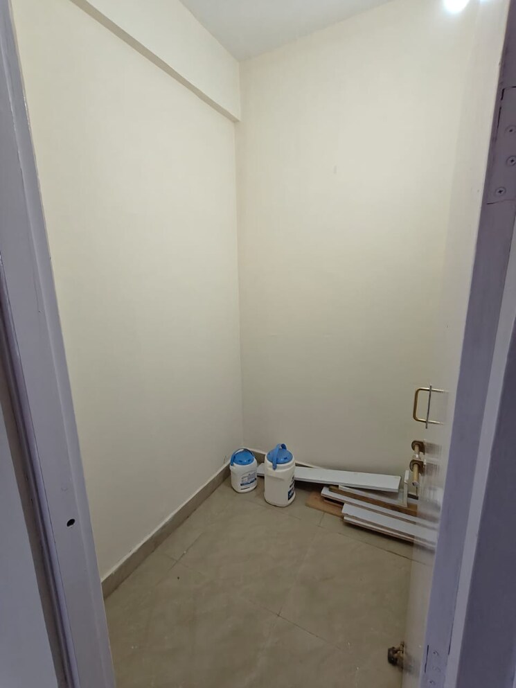 Bathroom, upavp-ganga-yamuna-and-hindon-enclave 5 Bedroom 2200 Sq.Ft. Apartment In Pratap Vihar Ghaziabad 9359101