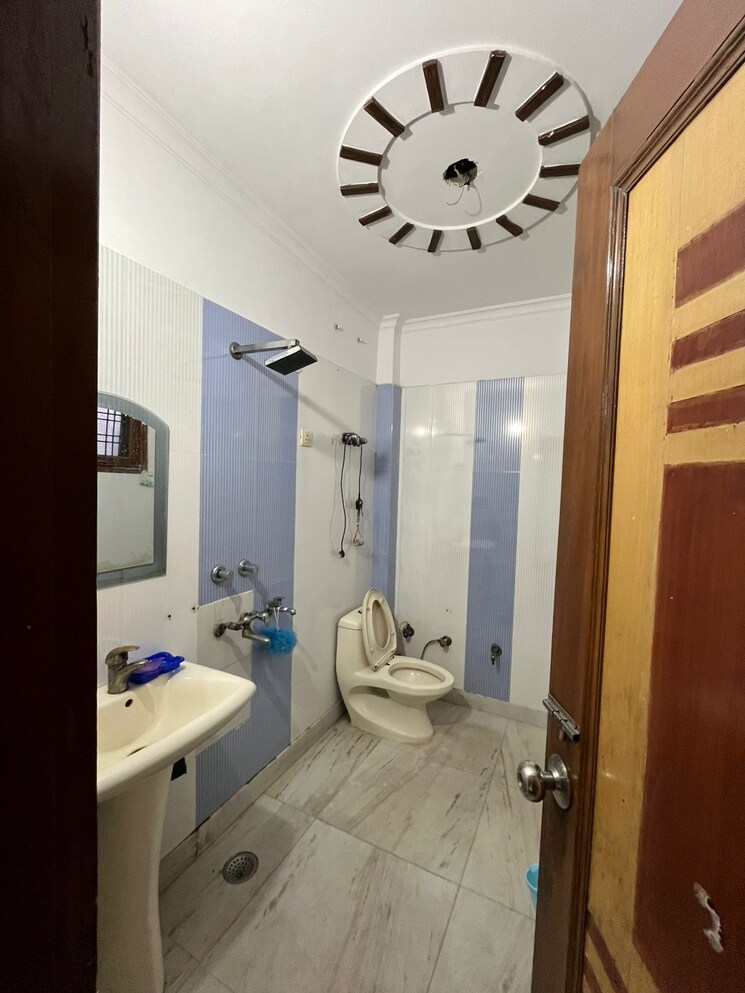 Bathroom, vasundhara sector 12 3 Bedroom 1645 Sq.Ft. Builder Floor In Vasundhara Sector 12 Ghaziabad 9359088