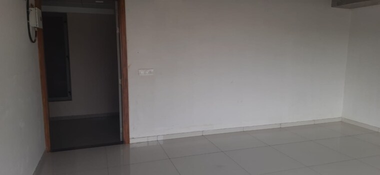 Room, nehru nagar Commercial Office Space 544 Sq.Ft. In Nehru Nagar Ahmedabad 9359253