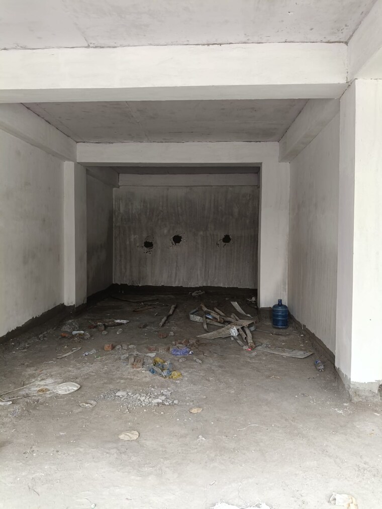  Parking, sector 107 Commercial Shop 499 Sq.Ft. In Sector 107 Noida 9359677