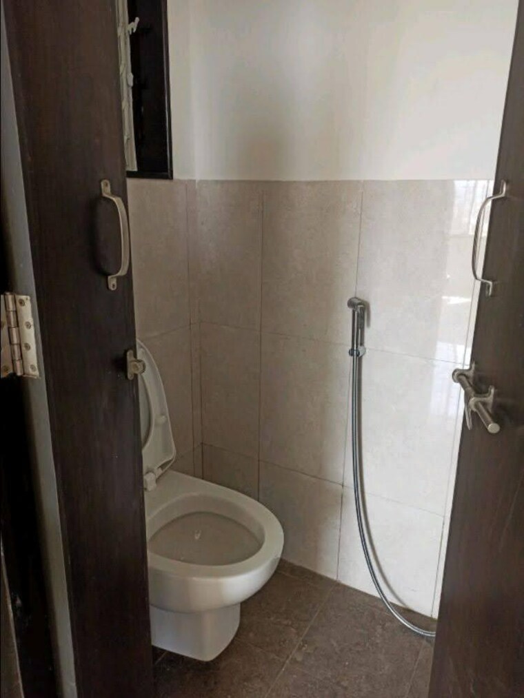 Bathroom, paranjape-schemes-abhiruchi-parisar 1 Bedroom 550 Sq.Ft. Apartment In Dhayari Pune 9359521