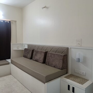 Room in 2 BHK Apartment at Lodha Amara, Kolshet Road – for Rent