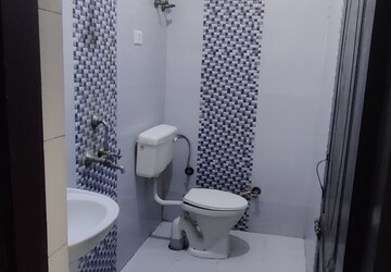 Bathroom in 1 BHK Builder Floor at Vasundhara Sector 1 – for Rent