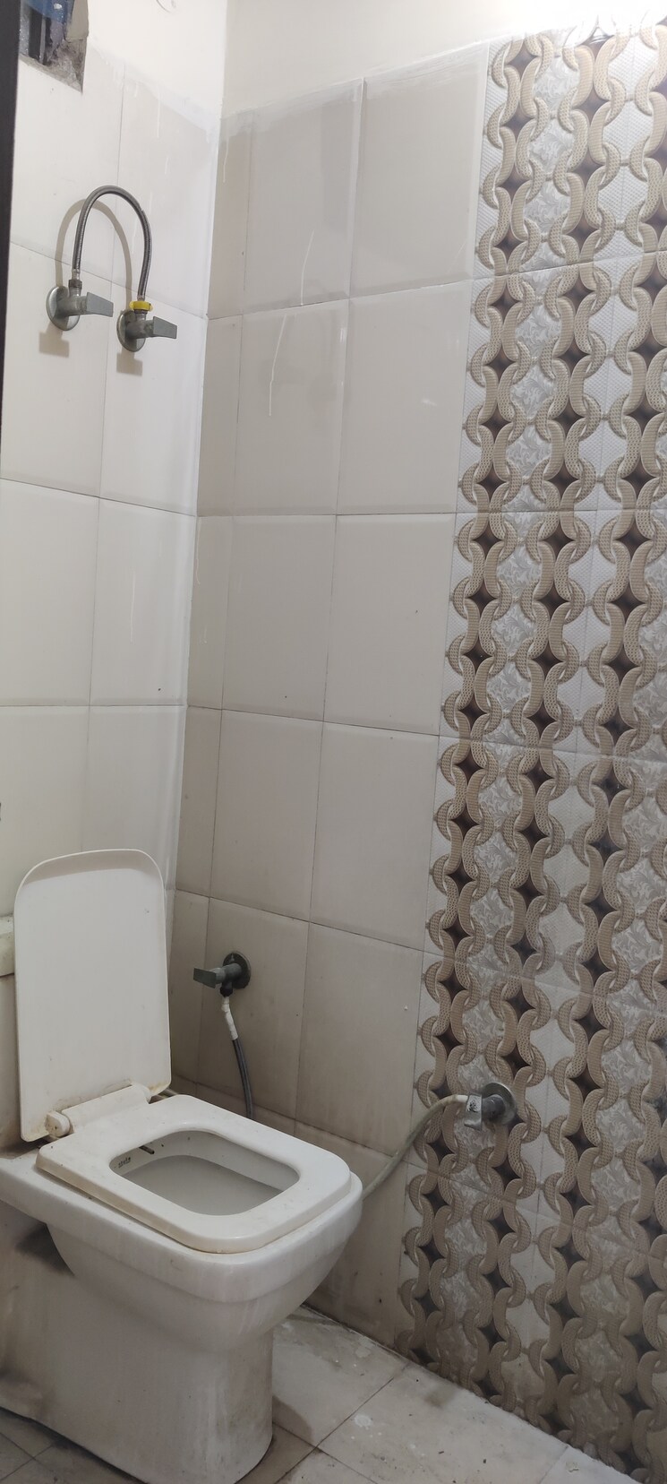 Bathroom, vasundhara sector 1 1 Bedroom 500 Sq.Ft. Builder Floor In Vasundhara Sector 1 Ghaziabad 9359571