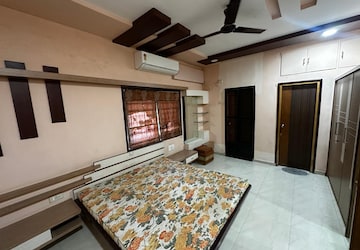 Bedroom in 4 BHK Villa at Science City – for Rent