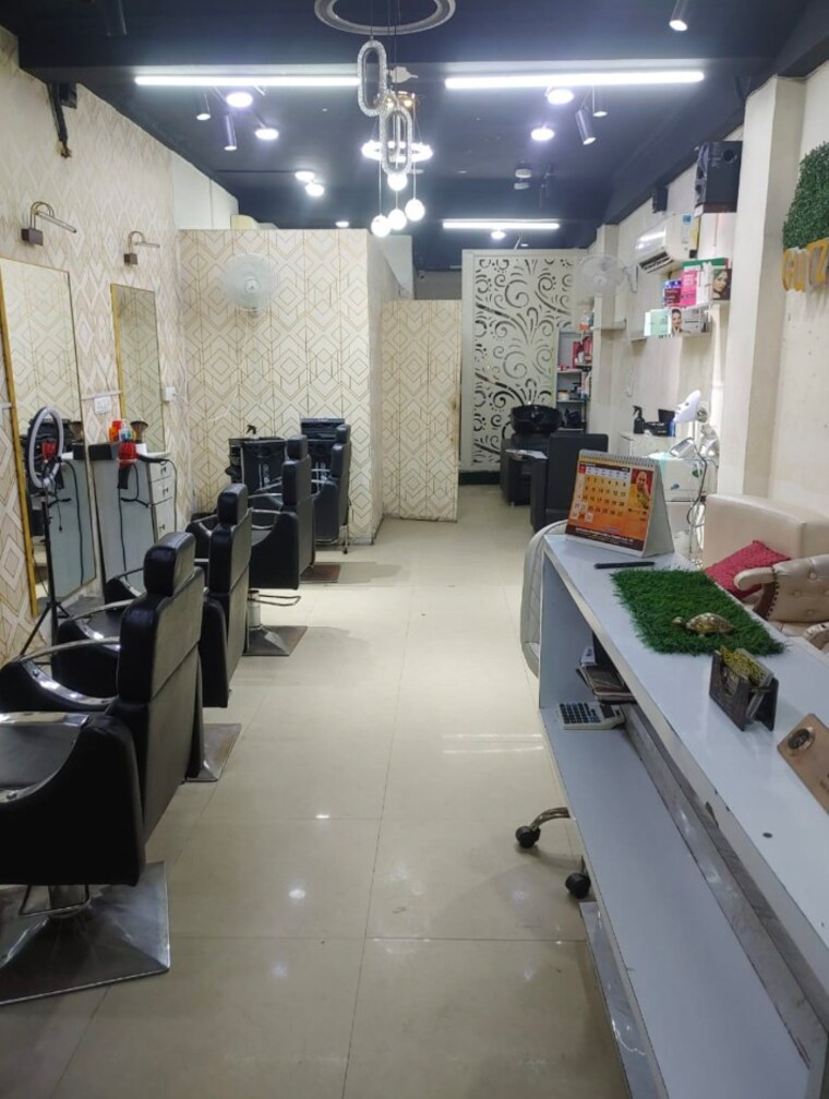 Team Area, kalkaji Commercial Showroom 1000 Sq.Ft. In Kalkaji Delhi 9359781