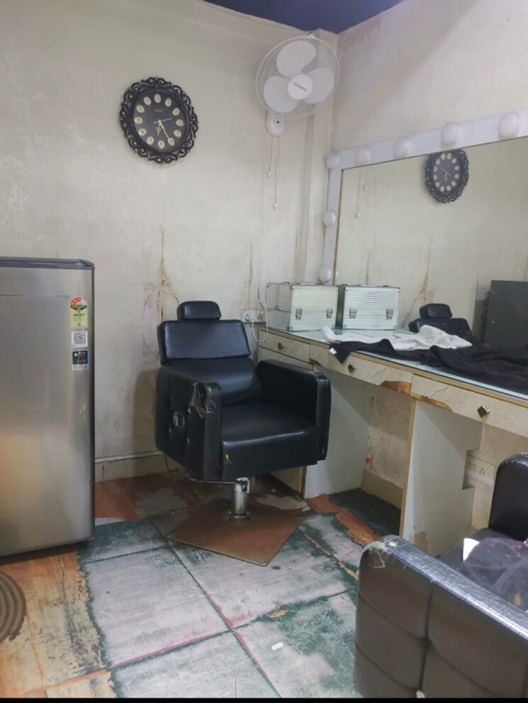 Team Area, kalkaji Commercial Showroom 1000 Sq.Ft. In Kalkaji Delhi 9359781