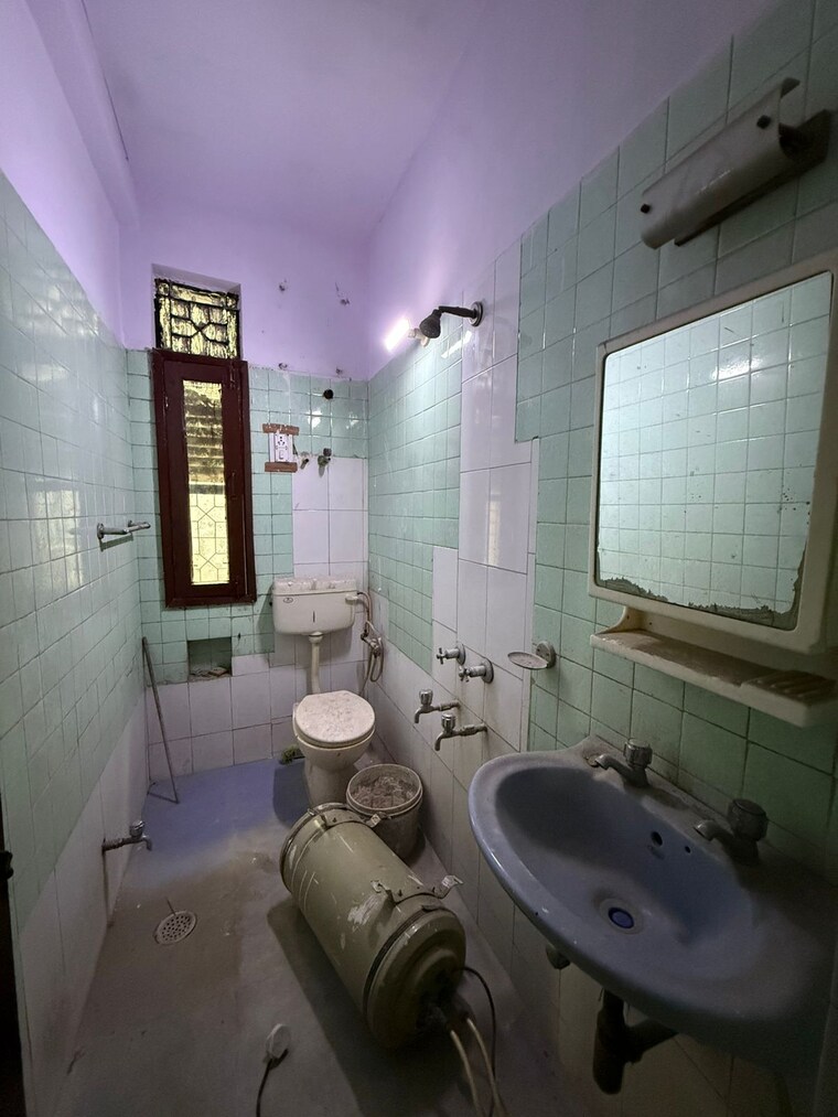 Bathroom, paschim vihar 3 Bedroom 1200 Sq.Ft. Apartment In Paschim Vihar Delhi 9360051