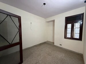 Room in 3 BHK Apartment at Paschim Vihar – for Rent