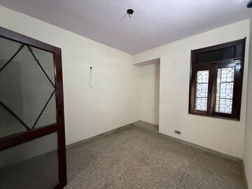 Room in 3 BHK Apartment at Paschim Vihar – for Rent
