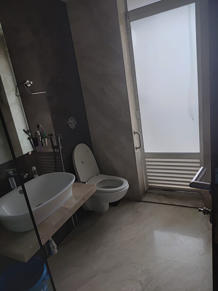 Bathroom, dosti-imperia-phase-i 5 Bedroom 2500 Sq.Ft. Apartment In Ghodbunder Road Thane 9360081