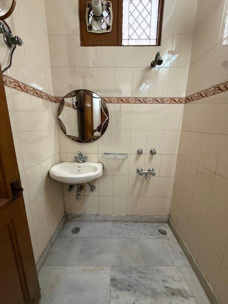 Bathroom, paschim vihar 3 Bedroom 1600 Sq.Ft. Builder Floor In Paschim Vihar Delhi 9360100