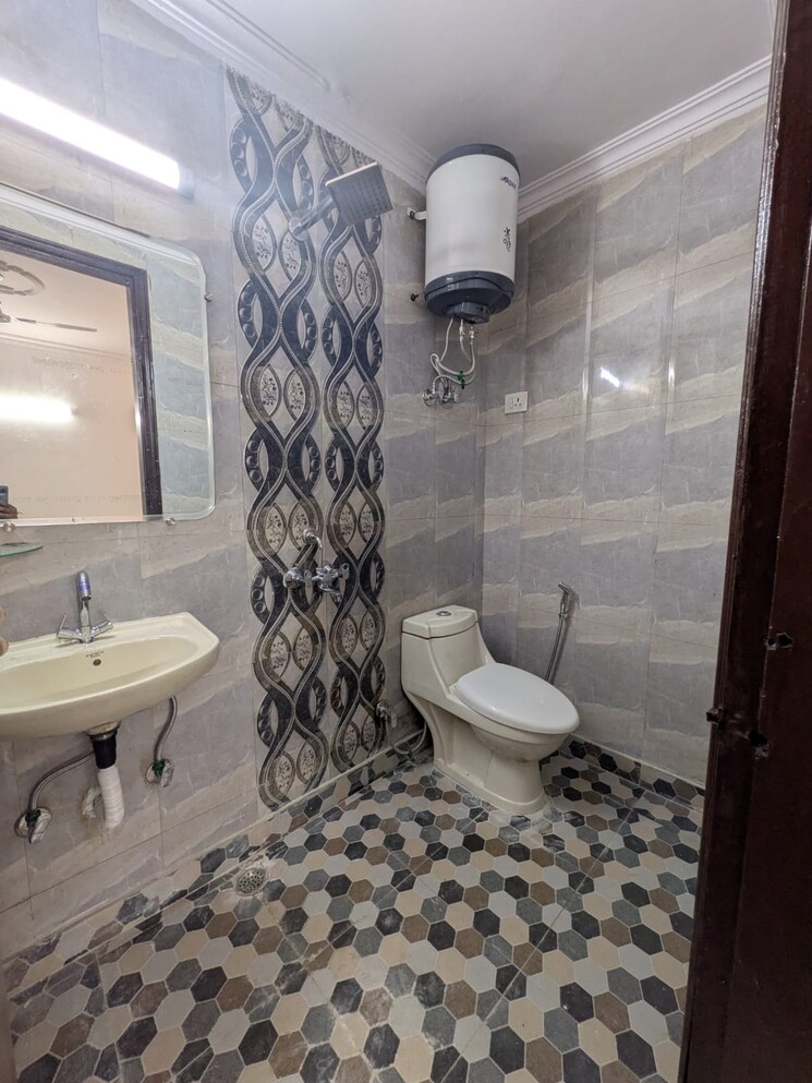 Bathroom, panchsheel vihar 2 Bedroom 750 Sq.Yd. Builder Floor In Panchsheel Vihar Delhi 9360180
