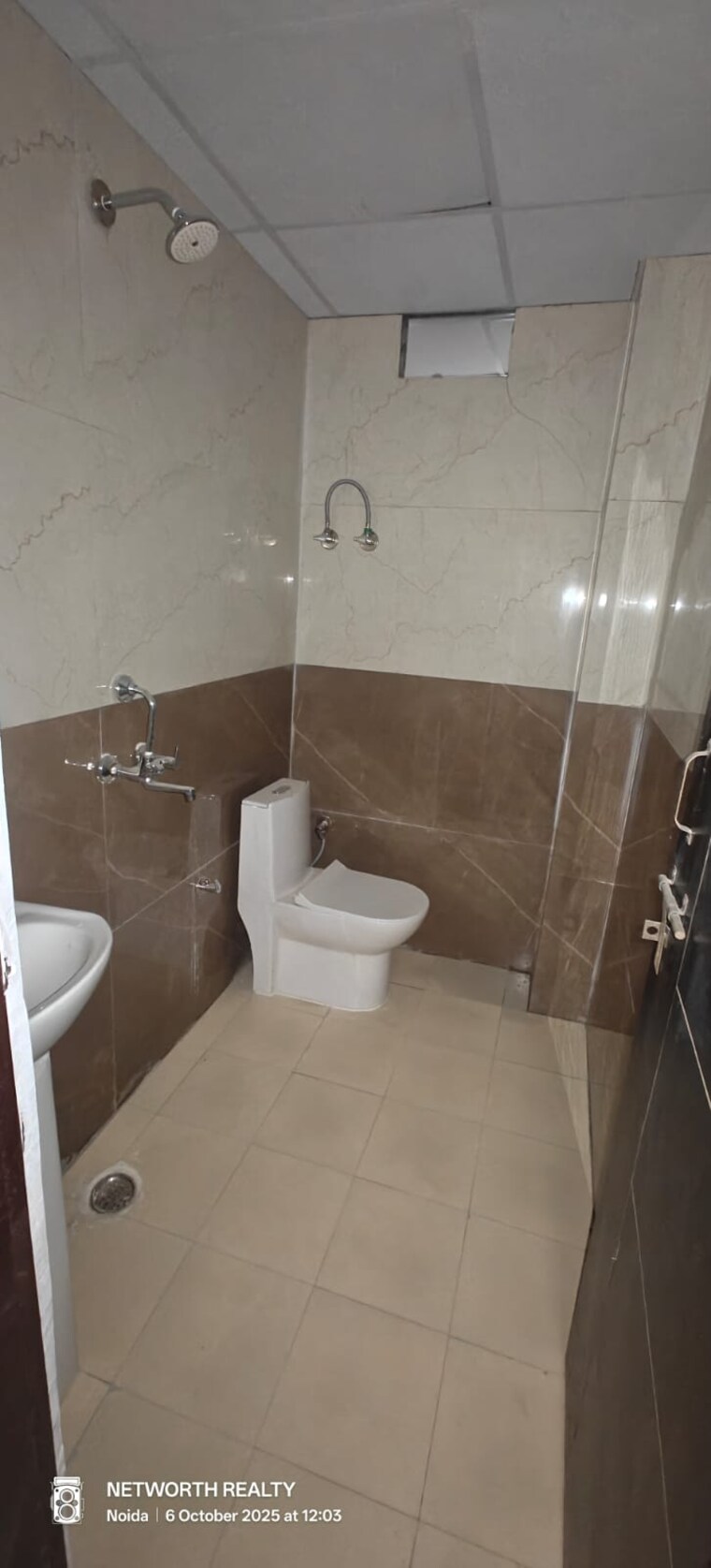 Bathroom, sector 73 1 Bedroom 650 Sq.Ft. Builder Floor In Sector 73 Noida 9360339