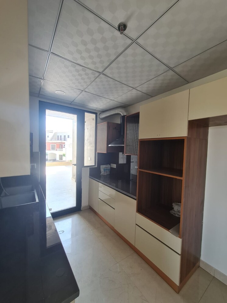 Room, kharar kurali highway 3 Bedroom 1800 Sq.Ft. Apartment In KharaR Kurali Highway Mohali 9360333