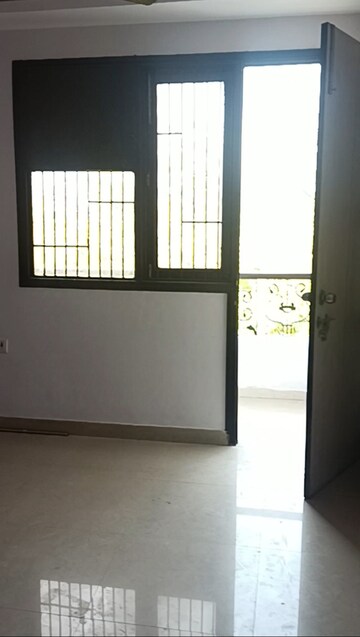 Room in 3 BHK Apartment at Rohini Sector 9 – for Sale