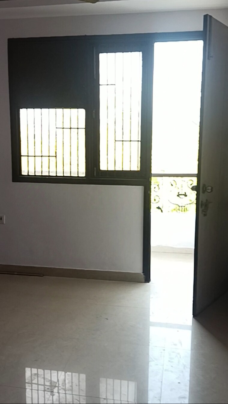 Room, rohini sector 9 3 Bedroom 1300 Sq.Ft. Apartment In Rohini Sector 9 Delhi 9360295