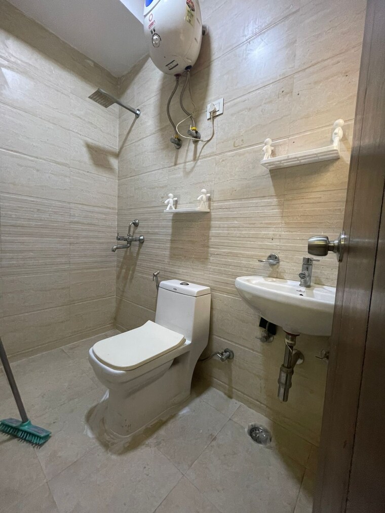 Bathroom, neb sarai 1.5 Bedroom 455 Sq.Ft. Builder Floor In Neb Sarai Delhi 9360340