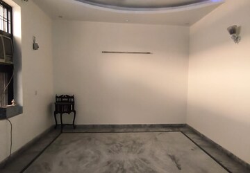 Room in 4 BHK Builder Floor at Sainik Colony – for Rent