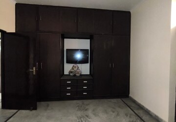 Room in 4 BHK Builder Floor at Sainik Colony – for Rent