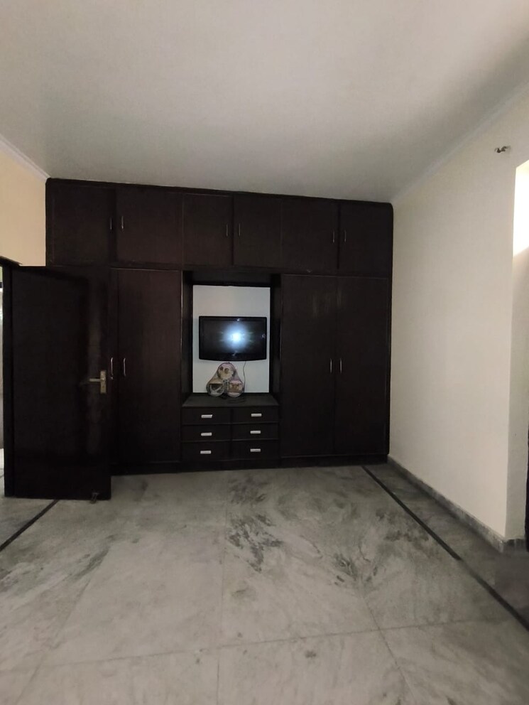 Room, sainik colony 4 Bedroom 2115 Sq.Ft. Builder Floor In Sainik Colony Faridabad 9360394