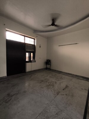Room in 4 BHK Builder Floor at Sainik Colony – for Rent