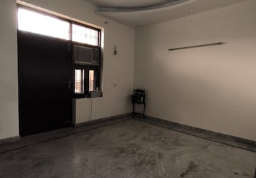 Room in 4 BHK Builder Floor at Sainik Colony – for Rent