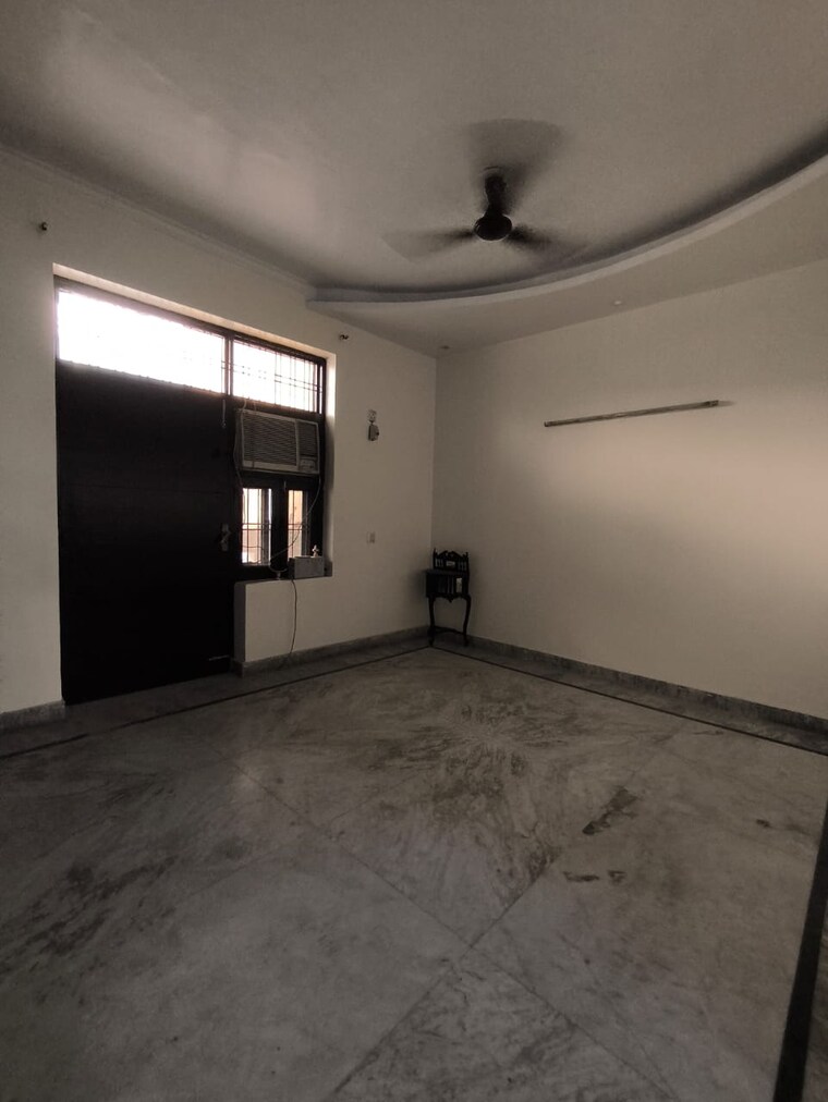 Room, sainik colony 4 Bedroom 2115 Sq.Ft. Builder Floor In Sainik Colony Faridabad 9360394