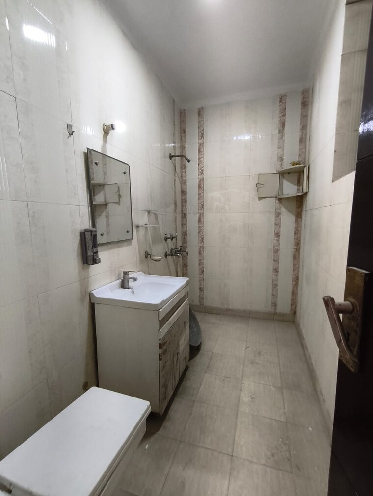 Bathroom, sainik colony 4 Bedroom 2115 Sq.Ft. Builder Floor In Sainik Colony Faridabad 9360394