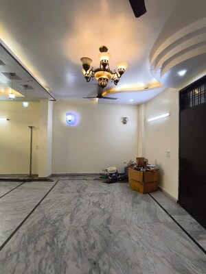 Room in 4 BHK Builder Floor at Sainik Colony – for Rent