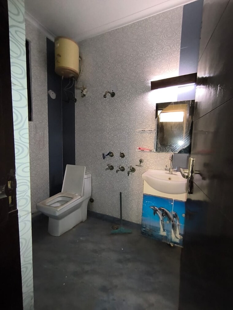 Bathroom, sainik colony 4 Bedroom 2115 Sq.Ft. Builder Floor In Sainik Colony Faridabad 9360394