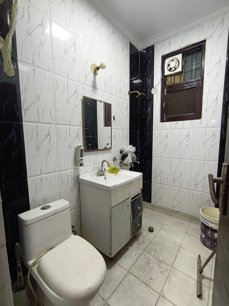 Bathroom, sainik colony 4 Bedroom 2115 Sq.Ft. Builder Floor In Sainik Colony Faridabad 9360394