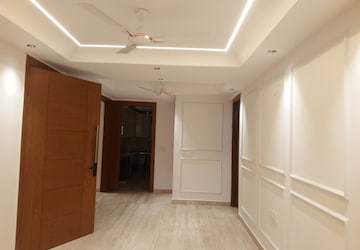 Building Lobby in 4 BHK Builder Floor at Ansal Sushant Lok I, Sector 43 – for Sale