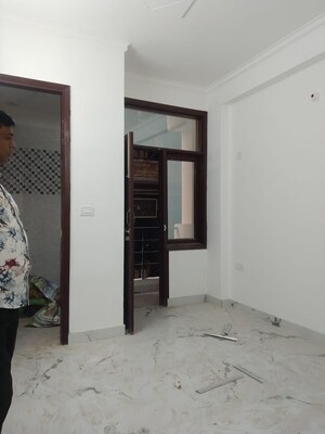 Room in 1 BHK Builder Floor at Paryavaran Complex – for Rent