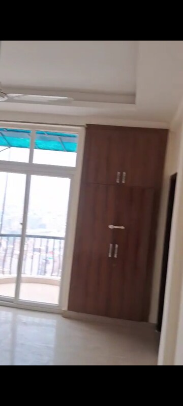 Furnished Amenities in 4 BHK Penthouse at Amrapali Sapphire, Sector 45 – for Rent