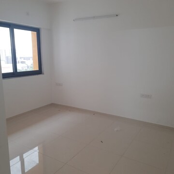 Room in 2 BHK Apartment at Amanora Gold Towers, Hadapsar – for Rent