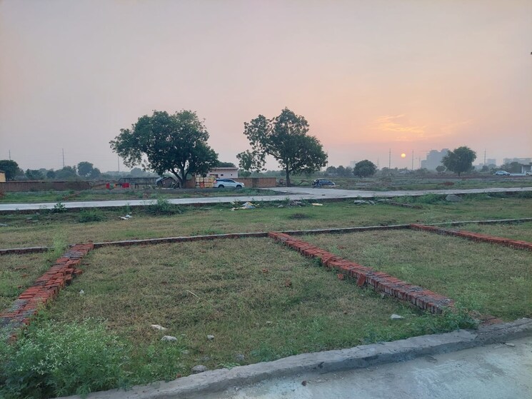 Garden, sector 12  100 Sq.Yd. Plot In Sector 12 Noida 9360914