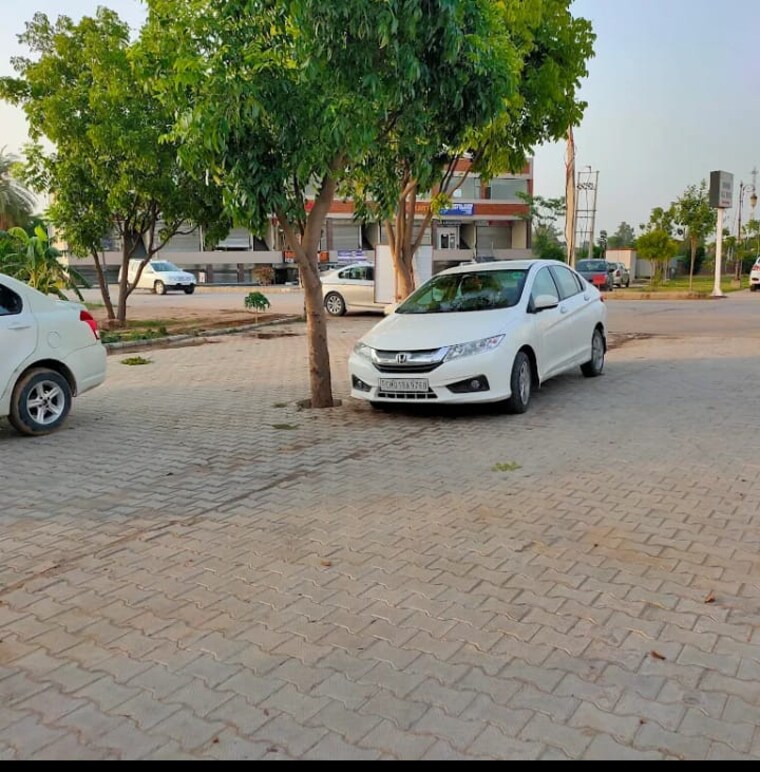  Parking, patiala road  112 Sq.Yd. Plot In Patiala Road Zirakpur 9360965