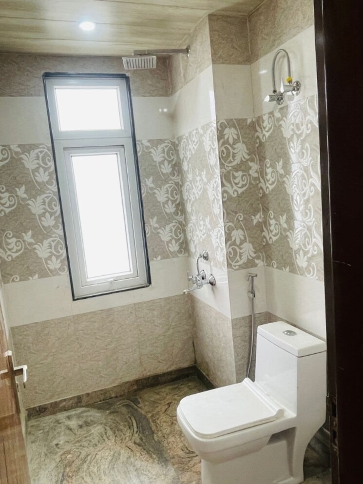 Bathroom, freedom fighters enclave 2 Bedroom 1100 Sq.Ft. Apartment In Freedom Fighters Enclave Delhi 9361004