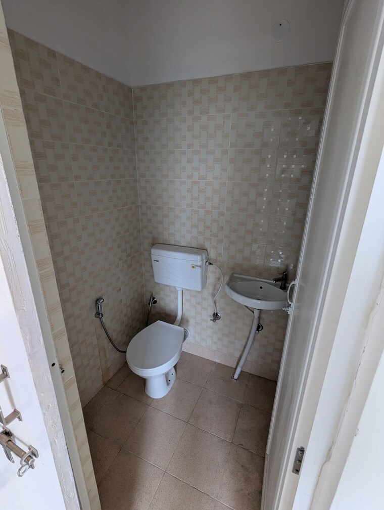 Bathroom, chattarpur 3 Bedroom 1200 Sq.Ft. Builder Floor In Chattarpur Delhi 9360993