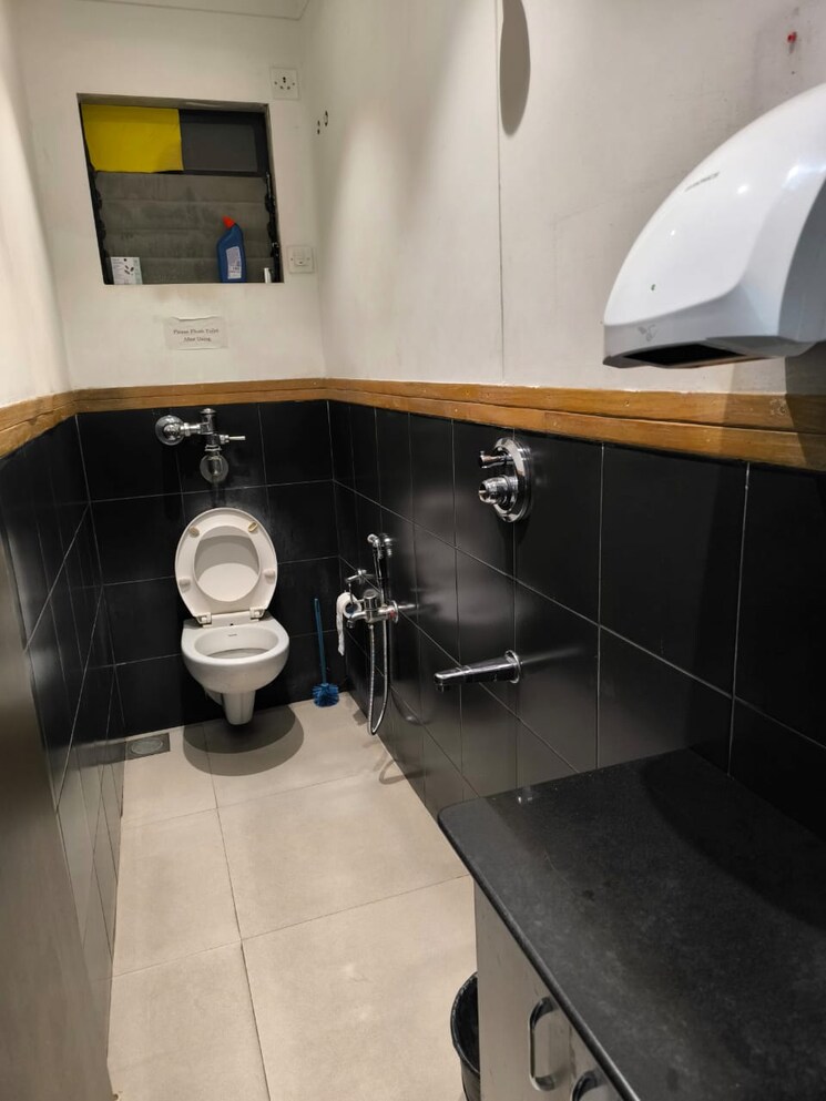 Team Area, satellite-silver Commercial Office Space 2300 Sq.Ft. In Andheri East Mumbai 9361539