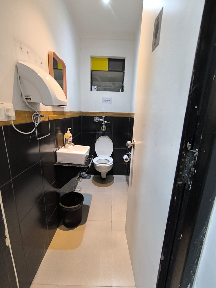 Team Area, satellite-silver Commercial Office Space 2300 Sq.Ft. In Andheri East Mumbai 9361539