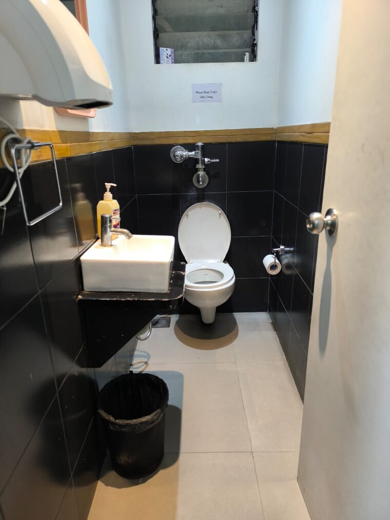 Team Area, satellite-silver Commercial Office Space 2300 Sq.Ft. In Andheri East Mumbai 9361539