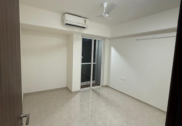 Room in 2 BHK Apartment at Indiabulls One Indiabulls, Pokhran Road No Two – for Rent