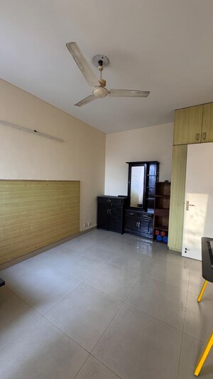 Room in 3 BHK Builder Floor at Ansal Sushant Lok I, Sector 43 – for Rent