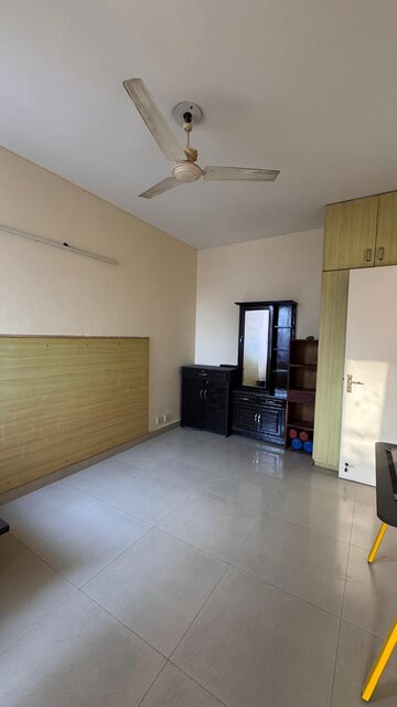 Room in 3 BHK Builder Floor at Ansal Sushant Lok I, Sector 43 – for Rent
