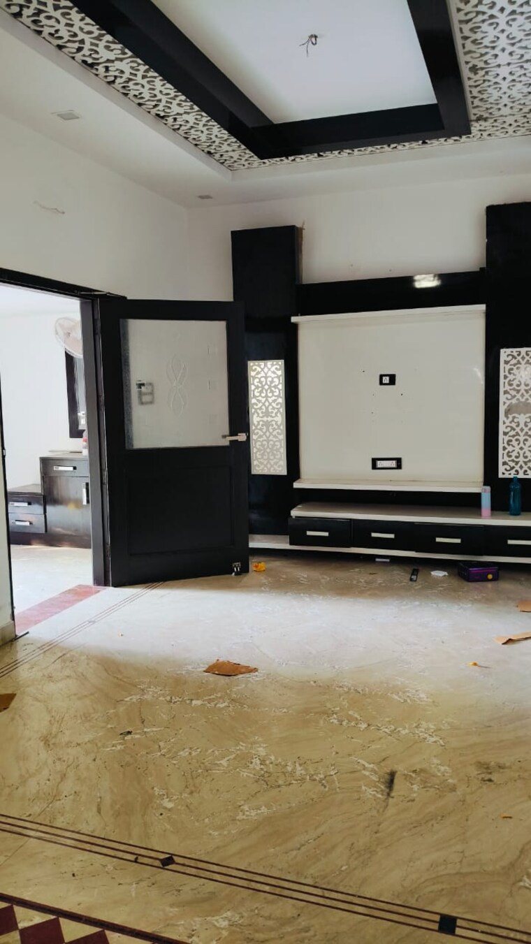 Room, sector 15 3 Bedroom 3150 Sq.Ft. Independent House In Sector 15 Faridabad 9361937