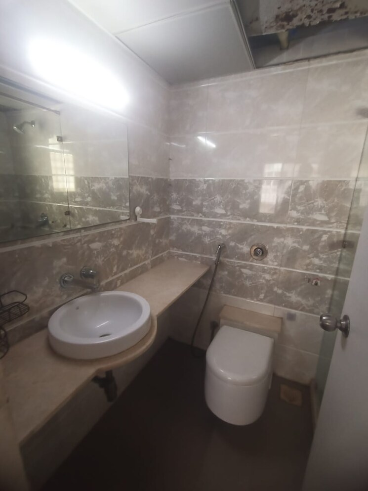 Bathroom, uttam-townscapes 3 Bedroom 1500 Sq.Ft. Apartment In Yerawada Pune 9361943