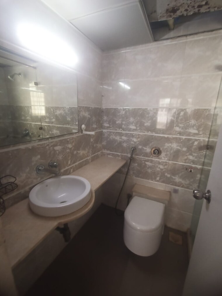 Bathroom, uttam-townscapes 3 Bedroom 1500 Sq.Ft. Apartment In Yerawada Pune 9361943